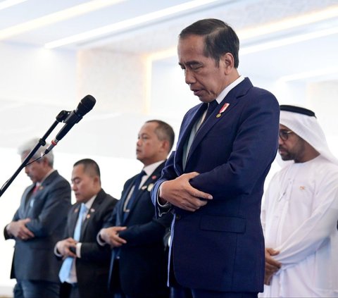 Presiden Joko Widodo atau Jokowi menjadi imam salat saat mengunjungi Masjid Presiden Joko Widodo di Abu Dhabi, Uni Emirat Arab (UEA), pada Rabu (17/7/2024). Kunjungan ini dilakukan seusai Jokowi disambut secara kenegaraan di Qasr Al Watan oleh Presiden UEA, Mohamed bin Zayed Al Nahyan. Foto: BPMI Setpres/Muchlis Jr