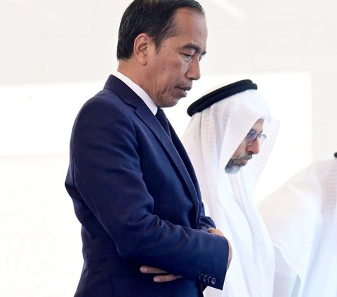 Presiden Jokowi tiba di masjid sekitar pukul 14.20 waktu setempat dan langsung mengambil wudu. Setelah itu, Presiden Jokowi masuk ke area salat laki-laki dan melaksanakan salat sunah tahiatul masjid. Foto: BPMI Setpres/Muchlis Jr