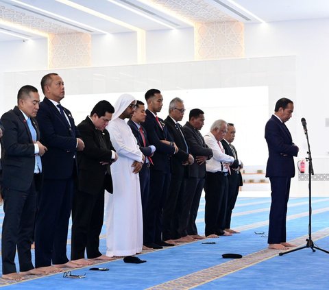 FOTO: Potret Jokowi Jadi Imam Salat di Masjid Presiden Joko Widodo Abu Dhabi