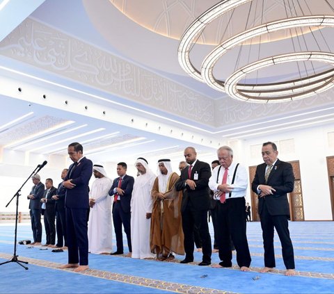 FOTO: Potret Jokowi Jadi Imam Salat di Masjid Presiden Joko Widodo Abu Dhabi