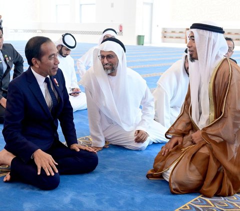 FOTO: Potret Jokowi Jadi Imam Salat di Masjid Presiden Joko Widodo Abu Dhabi