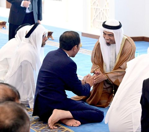 FOTO: Potret Jokowi Jadi Imam Salat di Masjid Presiden Joko Widodo Abu Dhabi