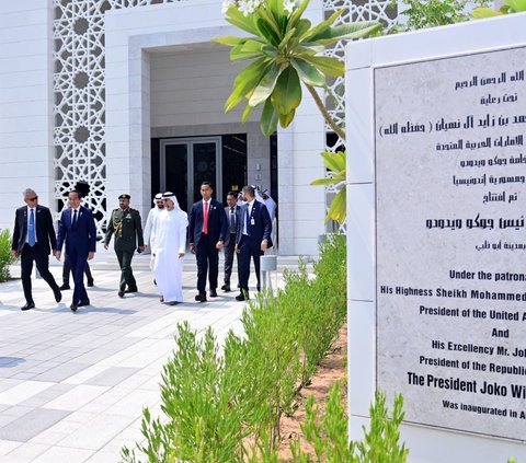 FOTO: Potret Jokowi Jadi Imam Salat di Masjid Presiden Joko Widodo Abu Dhabi