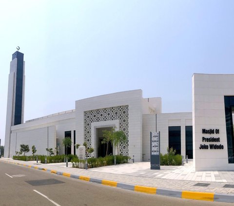 Pemandangan Masjid Presiden Joko Widodo yang berlokasi di kawasan diplomatik Abu Dhabi, Uni Emirat Arab (UEA), pada Rabu (17/7/2024). Masjid Presiden Joko Widodo Abu Dhabi ini dibangun sebagai simbol eratnya persahabatan Indonesia dan UEA. Foto: BPMI Setpres/Muchlis Jr