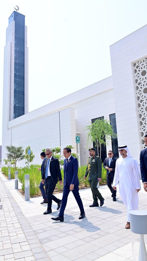 Masjid yang dilalui Jalan Presiden Joko Widodo ini tampak megah dengan nuansa putih. Simak penampakannya! Foto: BPMI Setpres/Muchlis Jr