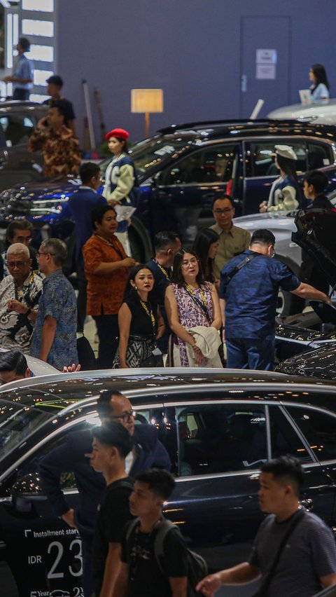 FOTO: Hari Pertama Dibuka, Ribuan Pengunjung Serbu Pameran Otomotif GIIAS 2024