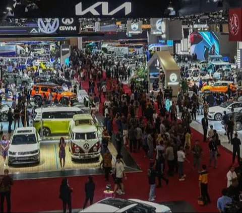 Pengunjung melihat produk mobil terbaru yang dipamerkan dalam ajang Gaikindo Indonesia International Auto Show (GIIAS) 2024 di Indonesia Convention Exhibition (ICE) BSD, Serpong, Kabupaten Tangerang, Banten, Kamis (18/7/2024). GIIAS 2024 berlangsung mulai 18-28 Juli 2024. Foto: Liputan6.com/Angga Yuniar