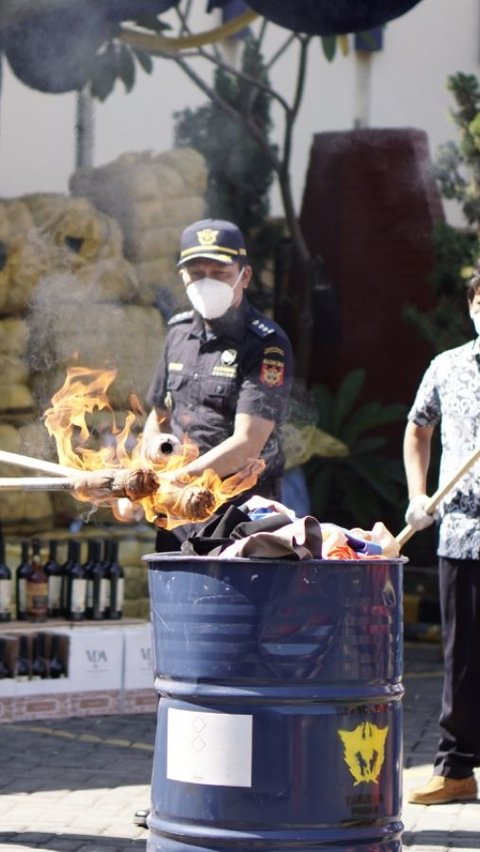 Bea Cukai Bakar Barang Impor Ilegal Senilai Rp243 Juta, Ada Pakaian Bekas 4 Ton