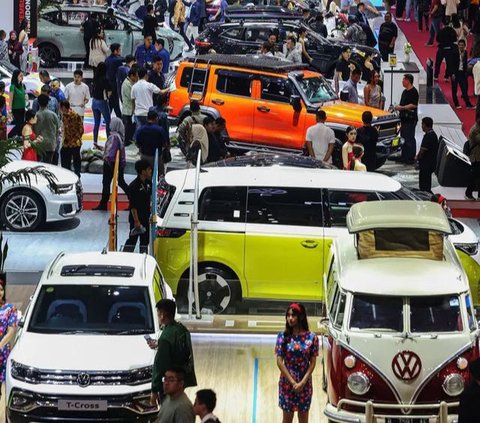 FOTO: Hari Pertama Dibuka, Ribuan Pengunjung Serbu Pameran Otomotif GIIAS 2024