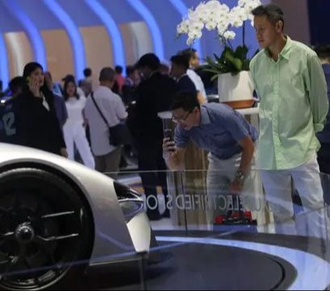 FOTO: Hari Pertama Dibuka, Ribuan Pengunjung Serbu Pameran Otomotif GIIAS 2024