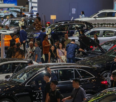 FOTO: Hari Pertama Dibuka, Ribuan Pengunjung Serbu Pameran Otomotif GIIAS 2024