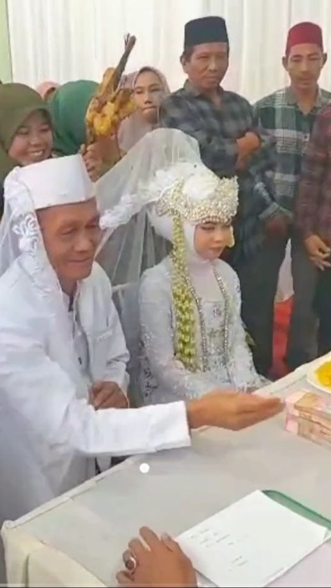 Handsome Loses to Wealthy, 80-Year-Old Grandfather Marries 19-Year-Old Girl with a Dowry of Rp200 Million