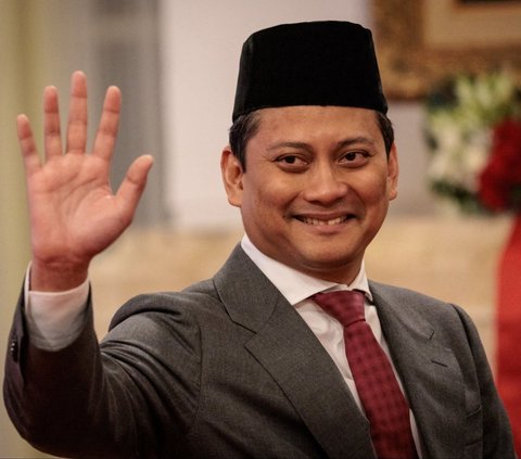 Wakil Menteri Keuangan yang baru Thomas Djiwandono tersenyum dan melambaikan tangan kepada awak saat acara pelantikannya di Istana Kepresidenan, Jakarta, Kamis (18/7/2024). Presiden Joko Widodo atau Jokowi resmi melantik keponakan Menteri Pertahanan yang juga Presiden terpilih Prabowo Subianto itu sebagai Wakil Menteri Keuangan II. Foto: Yasuyoshi Chiba/AFP