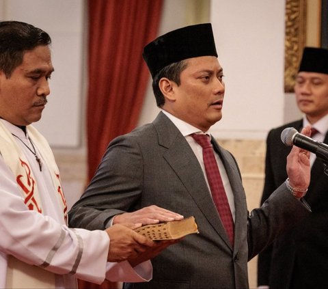 FOTO: Senyum Thomas Djiwandono Keponakan Prabowo Saat Dilantik Jokowi Jadi Wakil Menteri Keuangan