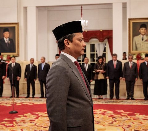 FOTO: Senyum Thomas Djiwandono Keponakan Prabowo Saat Dilantik Jokowi Jadi Wakil Menteri Keuangan