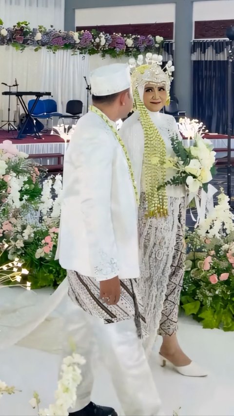 Giving Bouquet of Flowers to Teacher 16 Years Ago, This Student Finally Marries His Own Teacher, Netizens: 'Not to Be Imitated by Kindergarten Teachers'