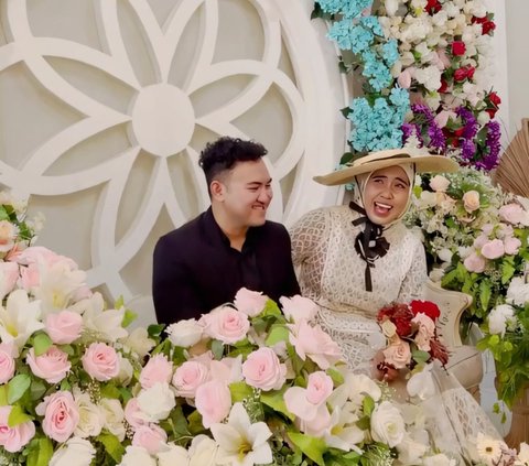 Giving Bouquet of Flowers to Teacher 16 Years Ago, This Student Finally Marries His Own Teacher, Netizens: 'Not to Be Imitated by Kindergarten Teachers'