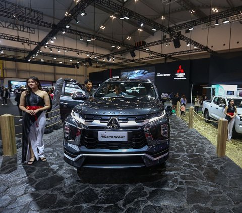 Seorang sales promotion girl (SPH berdiri di samping Mitsubishi New Pajero Sport yang dihadirkan dalam Gaikindo Indonesia International Auto Show (GIIAS) 2024 di Indonesia Convention Exhibition (ICE) BSD, Kabupaten Tangerang, Banten, Kamis (18/7/2024). Di arena GIIAS 2024, Mitsubishi Motors mengusung tema 'Passion to Support Your Life's Adventure'. Foto: Liputan6.com/Angga Yuniar