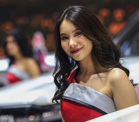 Seorang Sales Promotion Girl (SPG) berpose di sebuah mobil yang dipamerkan dalam ajang pameran Gaikindo Indonesia International Auto Show (GIIAS) 2024 di Indonesia Convention Exhibition (ICE), Kabupaten Tangerang, Banten, Kamis (18/7/2024). Kehadiran para SPG cantik ini bertujuan menarik perhatian pengunjung GIIAS 2024. Foto: Liputan6.com/Angga Yuniar<br>