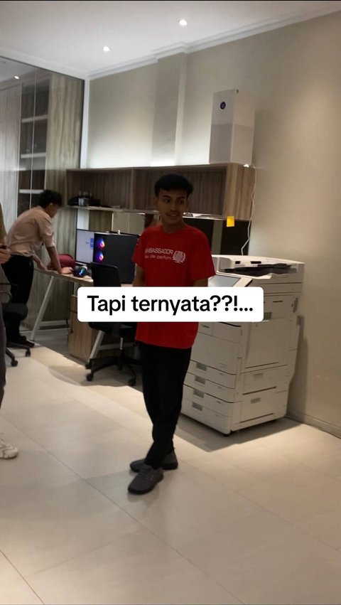 Sempat Dibuat Panik karena Melakukan Kesalahan, Momen OB Dapat Kejutan Ultah dari Para Karyawan Kantor Ini Bikin Haru