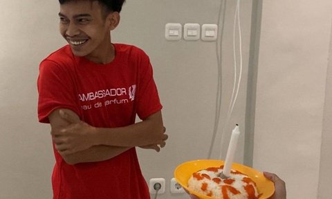 Sempat Dibuat Panik karena Melakukan Kesalahan, Momen OB Dapat Kejutan Ultah dari Para Karyawan Kantor Ini Bikin Haru