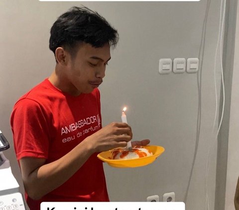 Betapa bahagianya OB ini karena usai mengetahui bahwa para karyawan di kantornya merayakan hari kelahirannya.