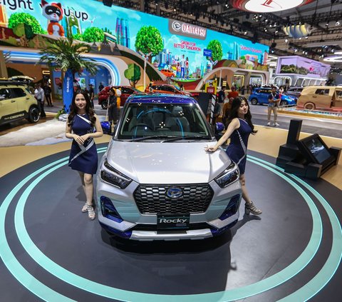 Sales Promotion Girl (SPG) berpose di sebelah Rocky e-Smart Hybrid versi Japan Domestic Market (JDM) pada booth Daihatsu selama pameran Gaikindo Indonesia International Auto Show (GIIAS) 2024 di Indonesia Convention Exhibition (ICE) BSD, Kabupaten Tangerang, Banten, Kamis (18/7/2024). PT Astra Daihatsu Motor (ADM) hadir di arena GIIAS 2024 dengan tema 'Grow For Better Tomorrow'. Foto: Liputan6.com/Angga Yuniar