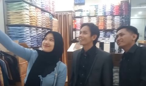 Pengunjung lainnya kemudian turut serta meminta foto bersama Pegi dan Toni. <br>