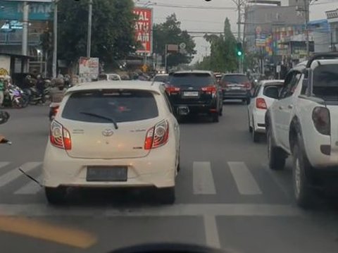 Momen Anak Pramuka Bantu Buka Jalan untuk Ambulans, Aksinya Banjir Pujian