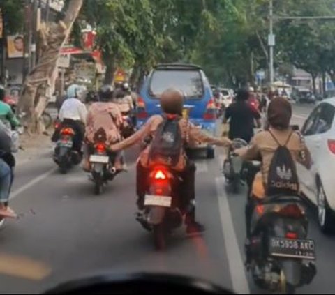 Momen Anak Pramuka Bantu Buka Jalan untuk Ambulans, Aksinya Banjir Pujian