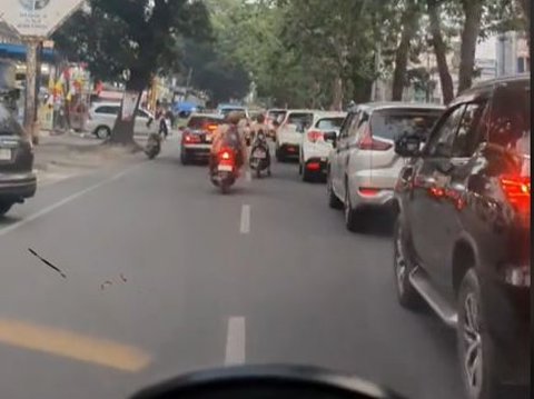 Momen Anak Pramuka Bantu Buka Jalan untuk Ambulans, Aksinya Banjir Pujian