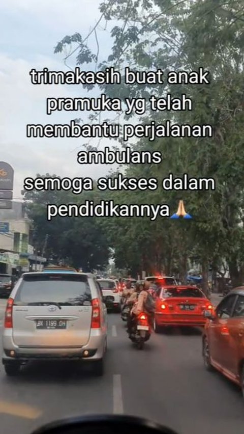 Momen Anak Pramuka Bantu Buka Jalan untuk Ambulans, Aksinya Banjir Pujian