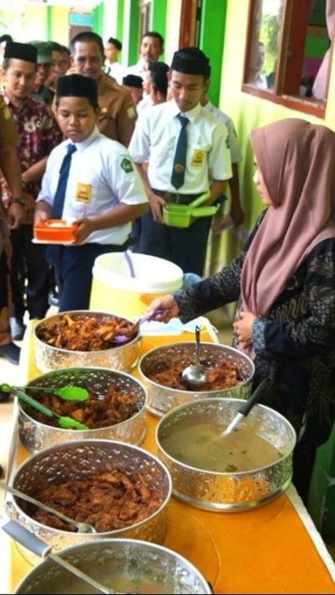 Coordinating Minister for Human Development and Culture on Free Nutritious Meals at Rp7,500: That is Already Very Significant