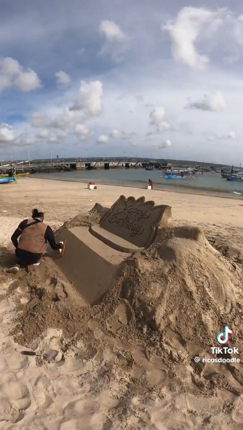 Pria Ini Jadikan Pasir Pantai sebagai Ladang Mencari Uang, Gambar Berbagai Karakter dengan Harga Capai Jutaan Rupiah