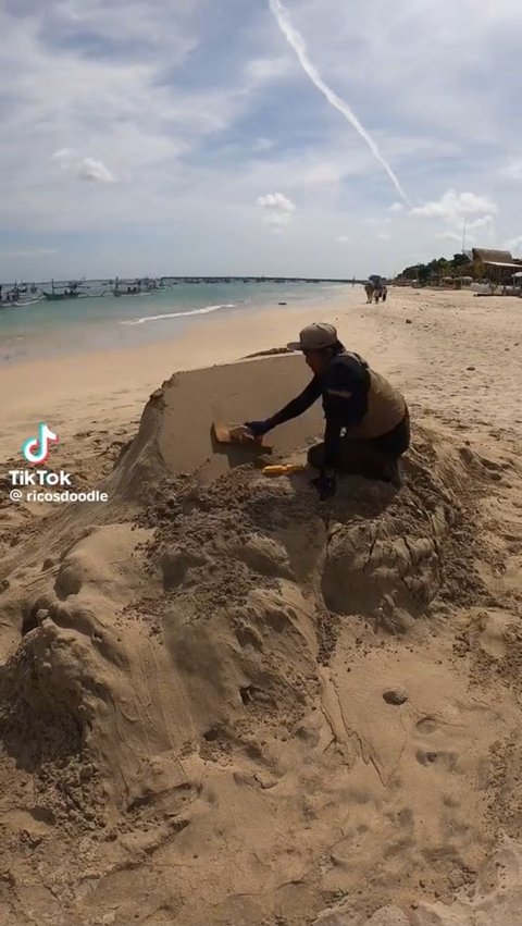 Pria Ini Jadikan Pasir Pantai sebagai Ladang Mencari Uang, Gambar Berbagai Karakter dengan Harga Capai Jutaan Rupiah