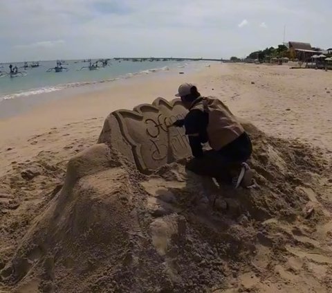 Pria Ini Jadikan Pasir Pantai sebagai Ladang Mencari Uang, Gambar Berbagai Karakter dengan Harga Capai Jutaan Rupiah