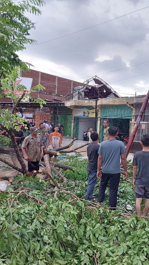 Potret Ratusan Kios dan Rumah Warga Rusak Akibat Diterjang Hujan Badai di Aceh Utara