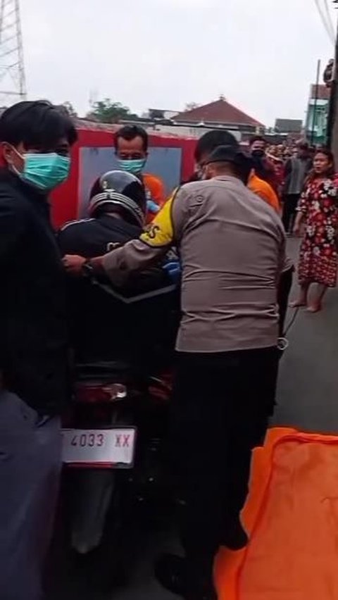 Limp and Lethargic on a Motorcycle, Ojol Driver Mistaken for Dead Turns Out to be Asleep