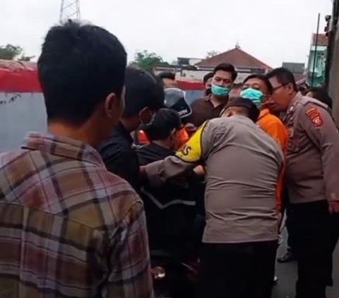 Limp and Lethargic on a Motorcycle, Ojol Driver Mistaken for Dead Turns Out to be Asleep