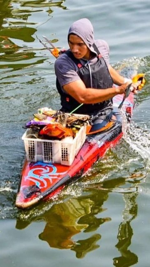 Kegigihan Pemuda Kumpulkan Sampah di Danau Pakai Kano Bikin Takjub Bule, Ternyata Ada Kegiatan Lanjutannya