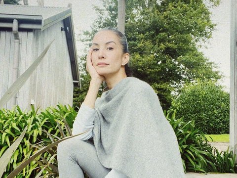 10 Portraits of Nadya Hutagalung Still Beautiful Approaching 50 Years Old, Confidently Showing Gray Hair