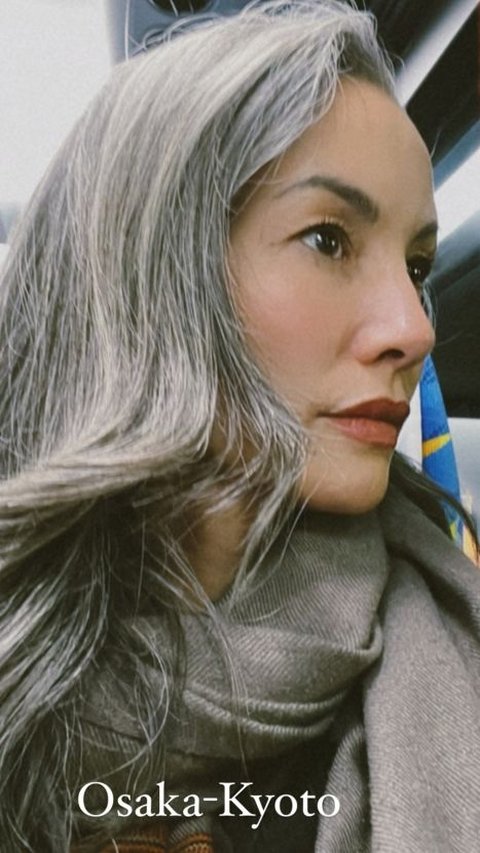 10 Portraits of Nadya Hutagalung Still Beautiful Approaching 50 Years Old, Confidently Showing Gray Hair