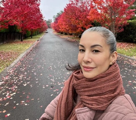 10 Portraits of Nadya Hutagalung Still Beautiful Approaching 50 Years Old, Confidently Showing Gray Hair