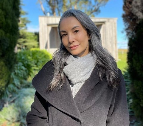 10 Portraits of Nadya Hutagalung Still Beautiful Approaching 50 Years Old, Confidently Showing Gray Hair