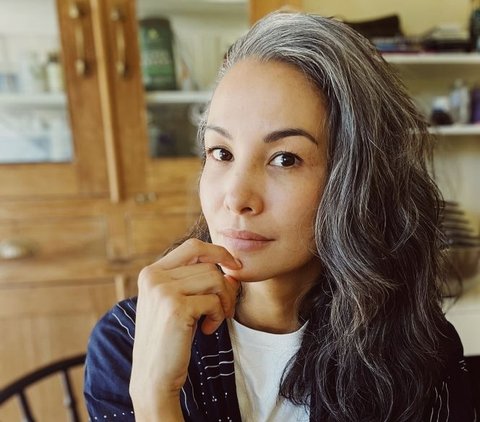 10 Portraits of Nadya Hutagalung Still Beautiful Approaching 50 Years Old, Confidently Showing Gray Hair