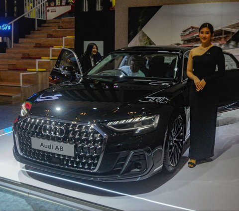 Ajang Gaikindo Indonesia International Auto Show (GIIAS) 2024 tengah berlangsung di Indonesia Convention Exhibition (ICE) BSD, Kabupaten Tangerang, Banten. Pameran otomotif terbesar di Indonesia yang berjalan mulai 18 hingga 28 Juli 2024 turut diramaikan sederet mobil-mobil mewah seharga miliaran rupiah. Berikut penampakannya! Foto: Merdeka.com/Arie Basuki