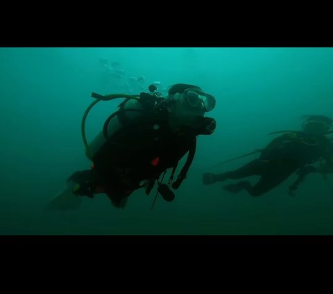 10 Momen Menegangkan Prilly Latuconsina saat Diving Menuju Bangkai Kapal yang Ada di Bawah Laut: Hawanya Horor Sekali