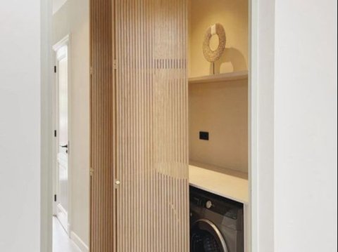 Desain Tempat Cuci Baju Kecil dengan Rolling Door