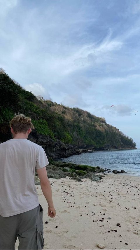 Pemandangan indah serta punggung pacarnya, Logan Houck, diabadikan dalam foto oleh Cinta.<br>