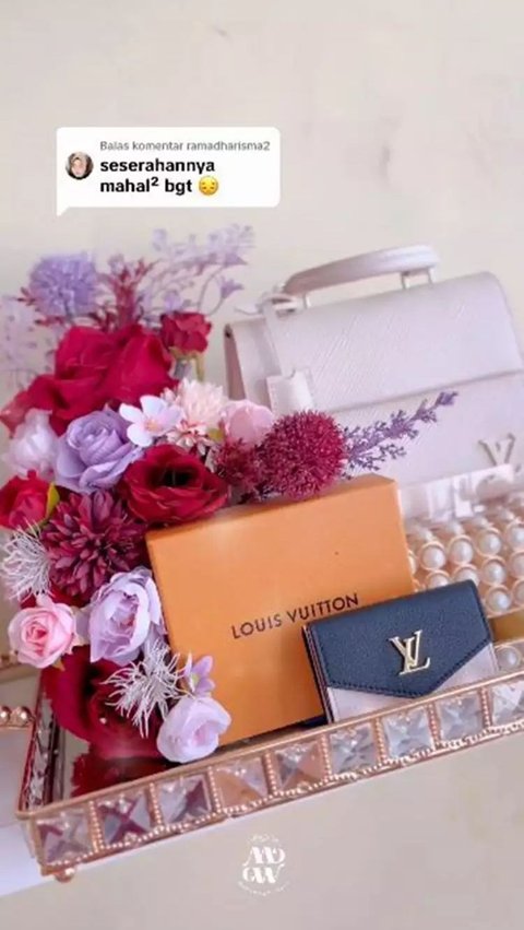 Daffa juga mendapatkan hadiah tas tangan mewah Louis Vuitton. Tas itu dibanderol Rp 45 juta.<br>